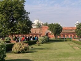 आगरा किले के भीतर मोती मस्जिद और किले की लाल पत्थर की दीवारें