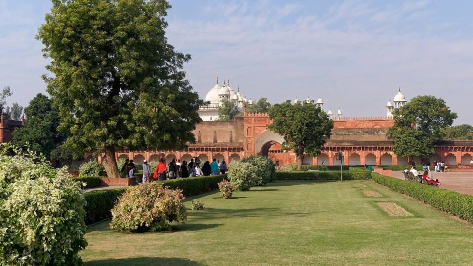 आगरा किले के भीतर मोती मस्जिद और किले की लाल पत्थर की दीवारें