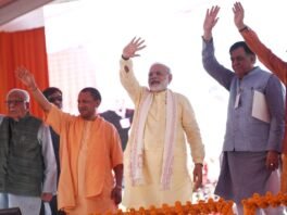आजमगढ़ में जुलाई 2018 में पूर्वांचल एक्सप्रेसवे के शिलान्यास कार्यक्रम के मंच पर प्रधानमंत्री नरेंद्र मोदी, राज्यपाल राम नाईक और मुख्यमंत्री योगी आदित्यनाथ