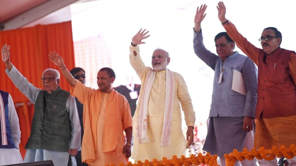 आजमगढ़ में जुलाई 2018 में पूर्वांचल एक्सप्रेसवे के शिलान्यास कार्यक्रम के मंच पर प्रधानमंत्री नरेंद्र मोदी, राज्यपाल राम नाईक और मुख्यमंत्री योगी आदित्यनाथ