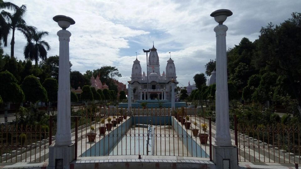 गोरखपुर में गोरखनाथ मंदिर का मुख्य परिसर और सामने बना रास्ता