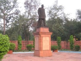नई दिल्ली में संसद भवन के पास सुबह के समय गोविंद बल्लभ पंत की प्रतिमा