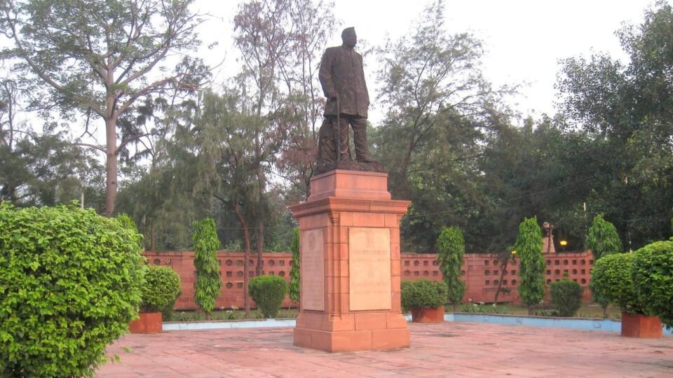 नई दिल्ली में संसद भवन के पास सुबह के समय गोविंद बल्लभ पंत की प्रतिमा