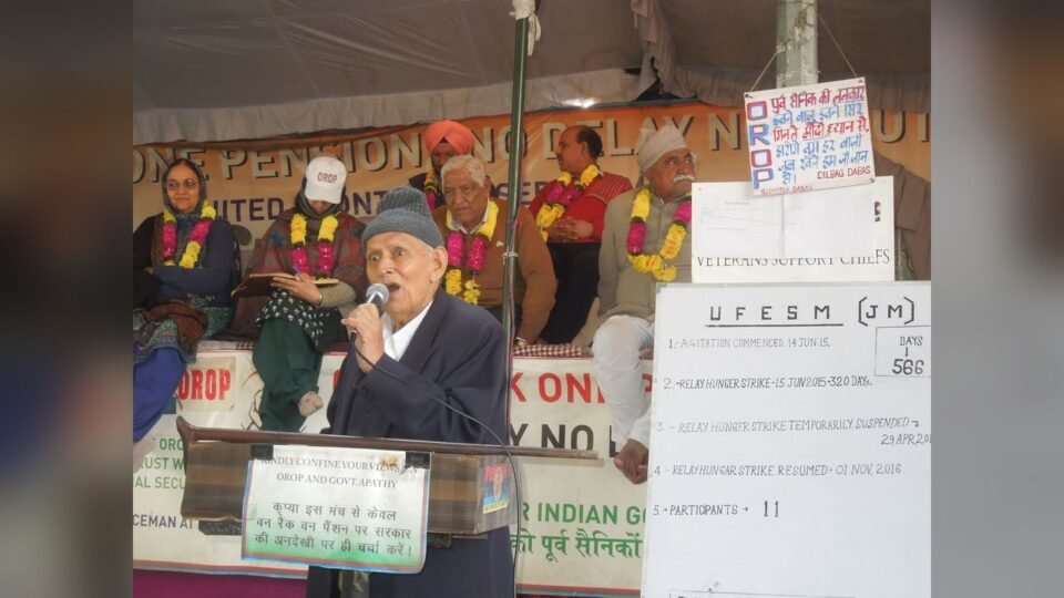 नई दिल्ली के जंतर मंतर पर धरना देते प्रदर्शनकारी