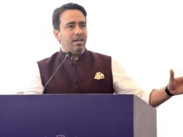 मंच पर माइक के सामने बोलते रालोद अध्यक्ष जयंत चौधरी