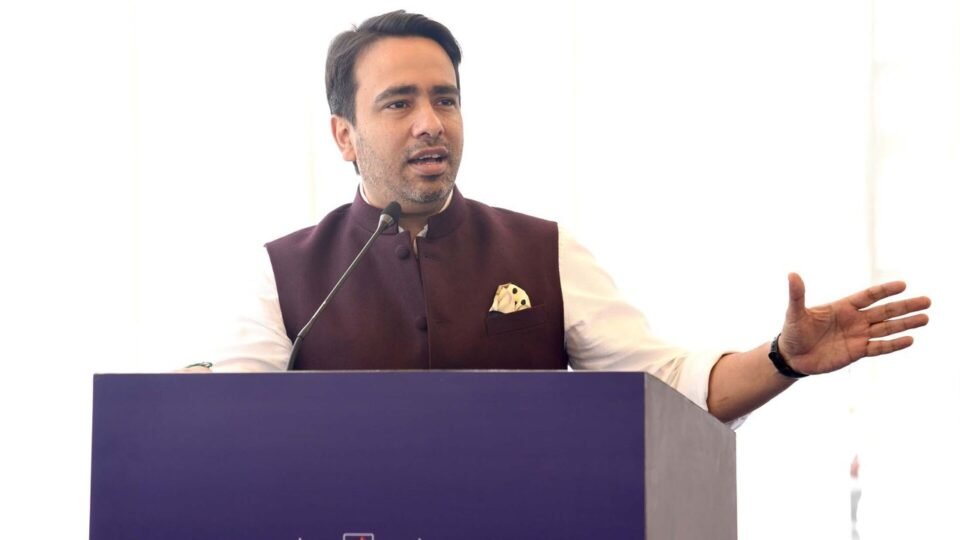 मंच पर माइक के सामने बोलते रालोद अध्यक्ष जयंत चौधरी