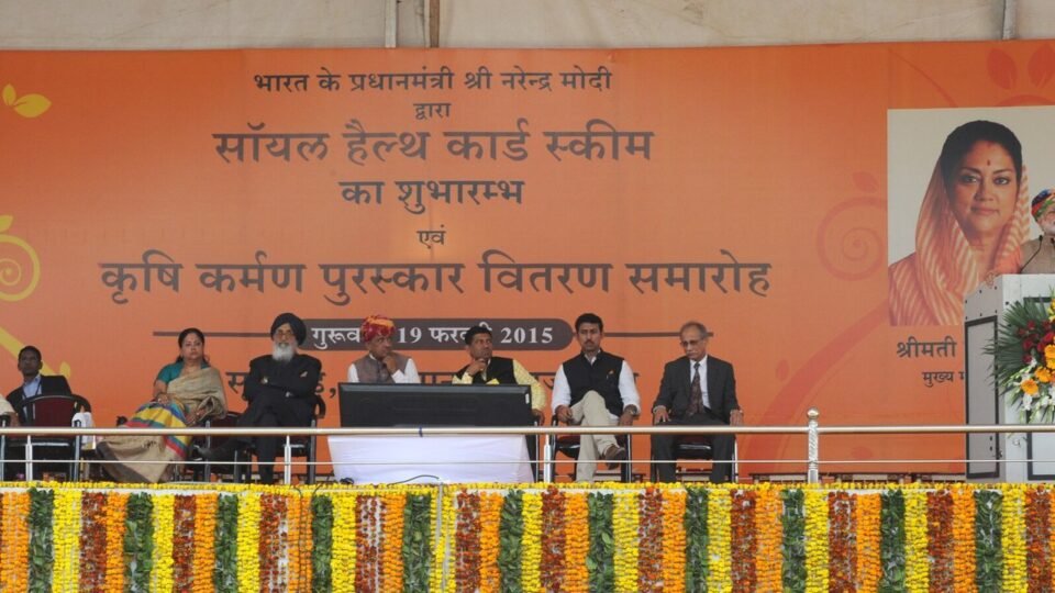सूरतगढ़ में 2015 के सरकारी कार्यक्रम के मंच पर राजस्थान के तत्कालीन राज्यपाल कल्याण सिंह और अन्य नेता