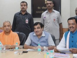 नई दिल्ली में बैठक के दौरान मुख्यमंत्री योगी आदित्यनाथ, केंद्रीय मंत्री नितिन गडकरी और उपमुख्यमंत्री केशव प्रसाद मौर्य