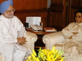 जुलाई 2007 में नई दिल्ली में प्रधानमंत्री मनमोहन सिंह से मुलाकात करतीं उत्तर प्रदेश की तत्कालीन मुख्यमंत्री मायावती