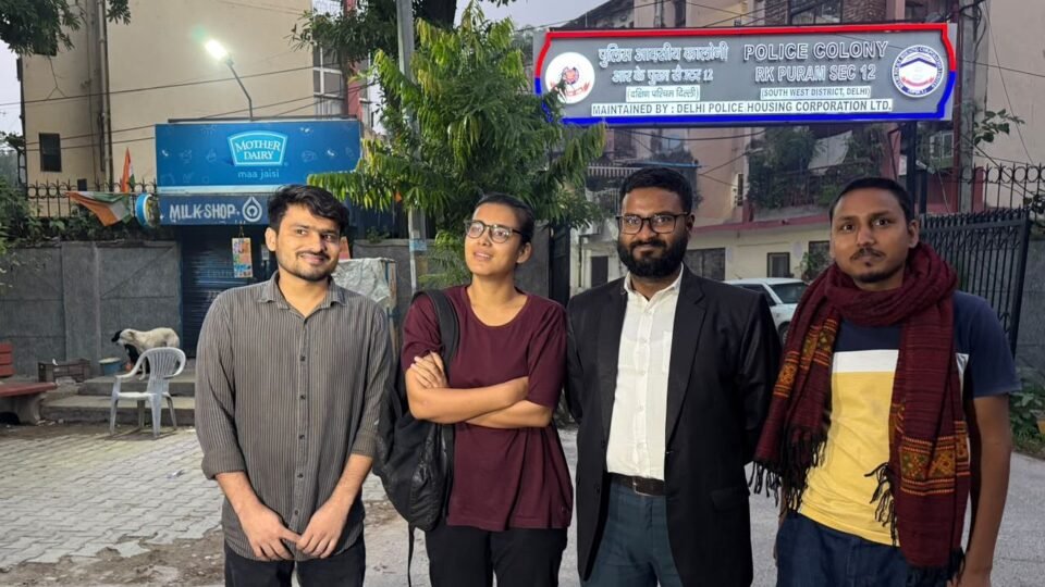 दिल्ली के आरके पुरम में रिहाई के बाद नेहा बोरा और साथी