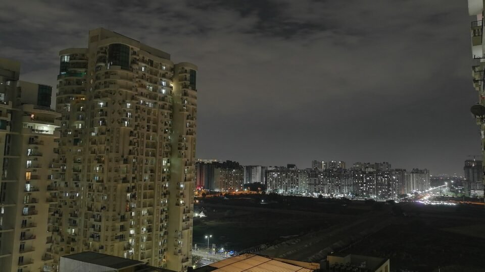 रात में नोएडा के सेक्टर 76 और 78 इलाके की ऊंची रिहायशी इमारतें और रोशन सड़कें
