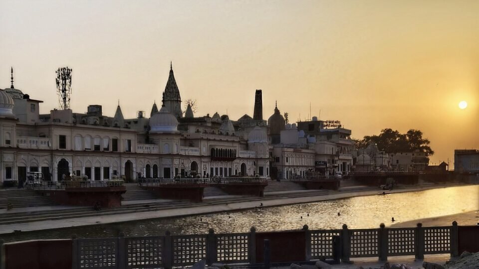 शाम के समय अयोध्या में सरयू किनारे राम की पैड़ी के घाट और मंदिर