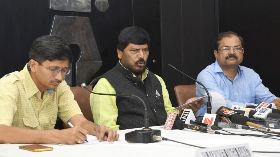 चंडीगढ़ में प्रेस कॉन्फ्रेंस को संबोधित करते केंद्रीय राज्य मंत्री रामदास आठवले (सितंबर 2017)