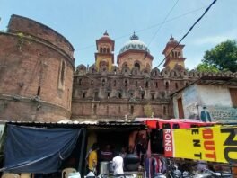 रामपुर में किले की लाल ईंट की दीवार और पीछे रज़ा लाइब्रेरी के गुंबद