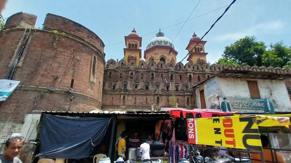 रामपुर में किले की लाल ईंट की दीवार और पीछे रज़ा लाइब्रेरी के गुंबद