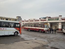 सुल्तानपुर बस डिपो में खड़ी परिवहन निगम की बसें