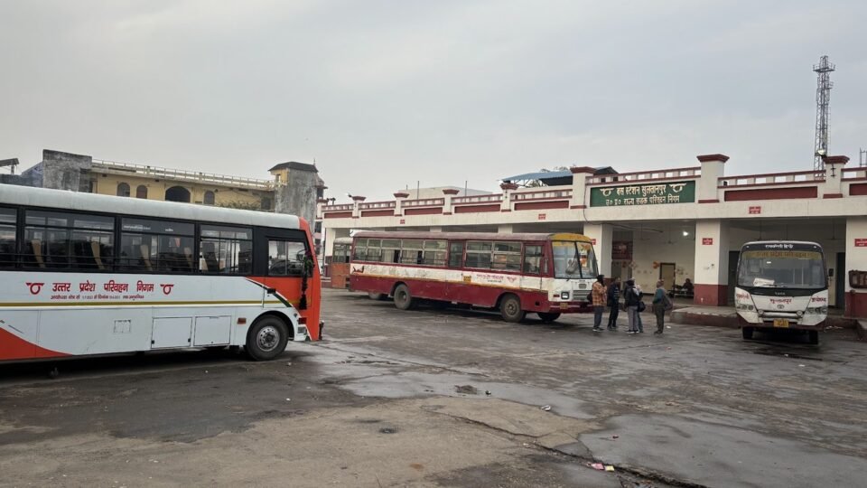 सुल्तानपुर बस डिपो में खड़ी परिवहन निगम की बसें