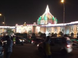 रात में रोशनी से सजा लखनऊ का उत्तर प्रदेश विधान भवन