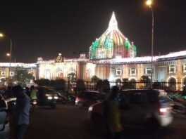 रात में रोशनी से सजा लखनऊ का उत्तर प्रदेश विधान भवन