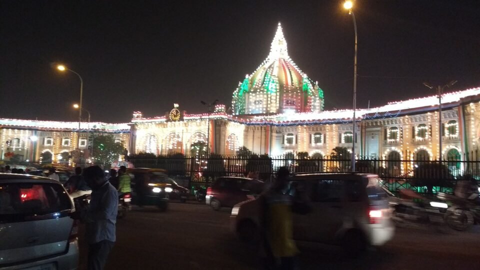 रात में रोशनी से सजा लखनऊ का उत्तर प्रदेश विधान भवन