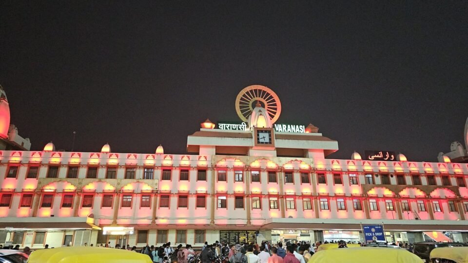 रात में रोशनी से जगमगाता वाराणसी जंक्शन रेलवे स्टेशन और बाहर खड़े ऑटो