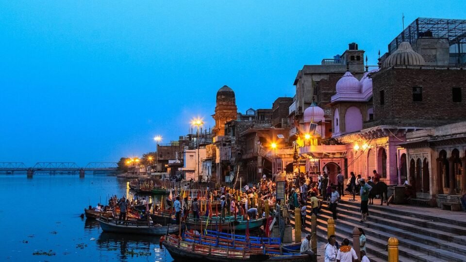शाम के समय मथुरा के विश्राम घाट पर यमुना किनारे नावें और श्रद्धालु