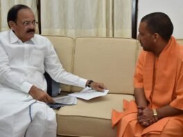 नई दिल्ली में एक बैठक के दौरान सोफे पर बैठे मुख्यमंत्री योगी आदित्यनाथ और वेंकैया नायडू
