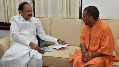नई दिल्ली में एक बैठक के दौरान सोफे पर बैठे मुख्यमंत्री योगी आदित्यनाथ और वेंकैया नायडू