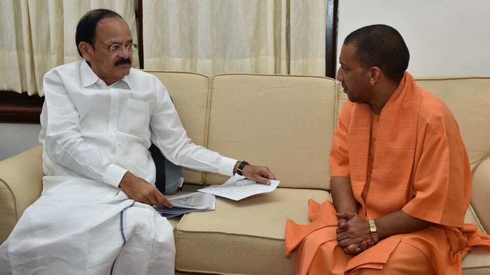 नई दिल्ली में एक बैठक के दौरान सोफे पर बैठे मुख्यमंत्री योगी आदित्यनाथ और वेंकैया नायडू