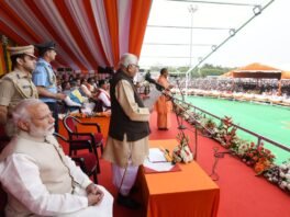 लखनऊ में 19 मार्च 2017 को योगी आदित्यनाथ के शपथ ग्रहण समारोह के मंच पर प्रधानमंत्री नरेंद्र मोदी और अन्य नेता