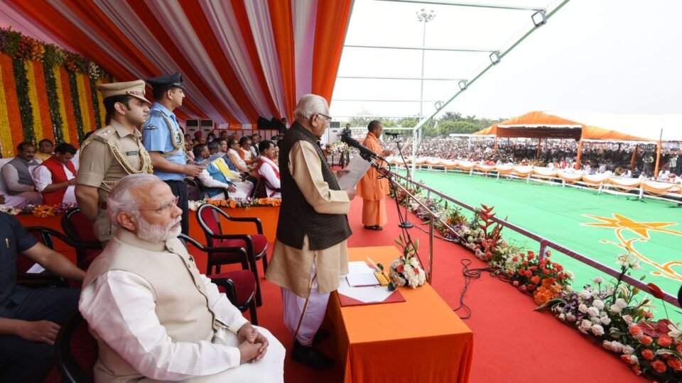 लखनऊ में 19 मार्च 2017 को योगी आदित्यनाथ के शपथ ग्रहण समारोह के मंच पर प्रधानमंत्री नरेंद्र मोदी और अन्य नेता