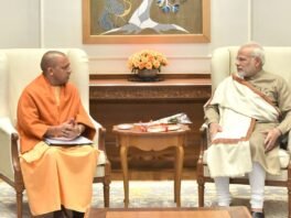 मुख्यमंत्री योगी आदित्यनाथ नई दिल्ली में प्रधानमंत्री नरेंद्र मोदी से मुलाकात के दौरान बैठे हुए